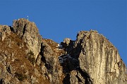 Alla Madonna delle Cime sul Corno Zuccone (1458 m) ad anello da Reggetto di Vedeseta in Val Taleggio il 13 gennaio 2018- FOTOGALLERY